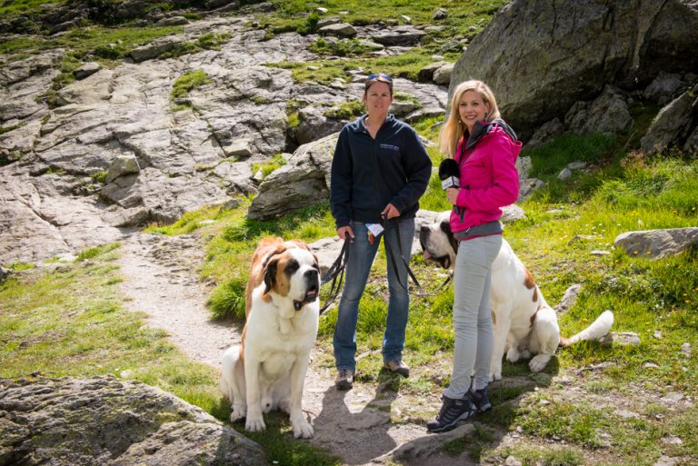 Tierpflegerin Anne mit ihren drei Süssen: Reyka, Zoltan und Justin.