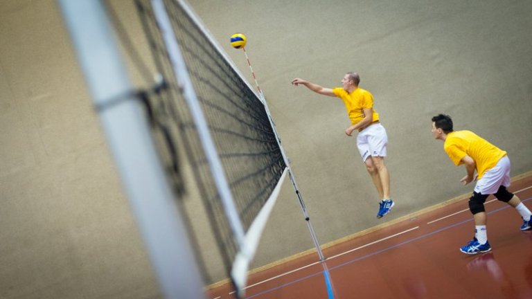 Simon Georg liebt Volleyball....