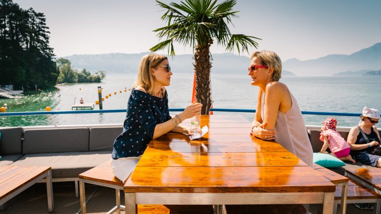 Aline Baumann im Gespräch mit Janine Maccio | © ALPHAVISION