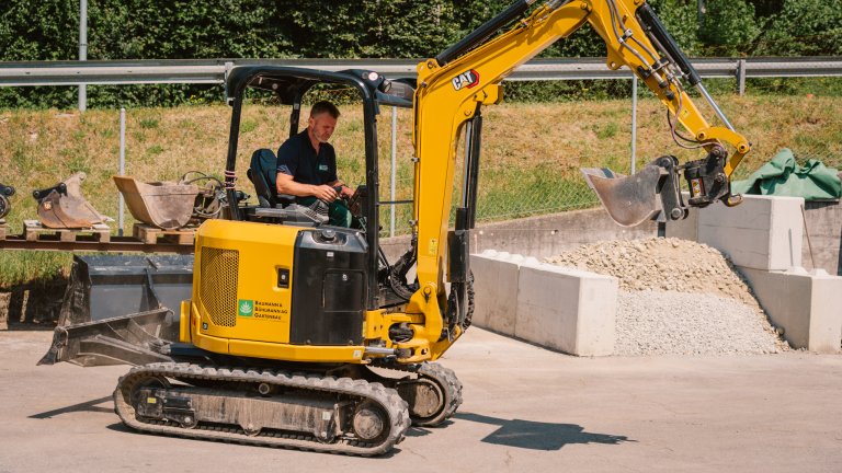 Benu Bühlmann ist Mitinhaber einer Gartenbaufirma in Heimberg bei Thun | © 2023 ALPHAVISION