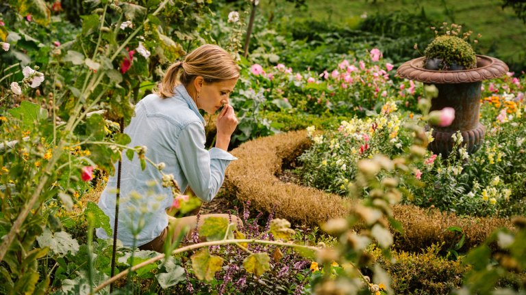 Dreh der Anmoderation im Garten. | © ALPHAVISION