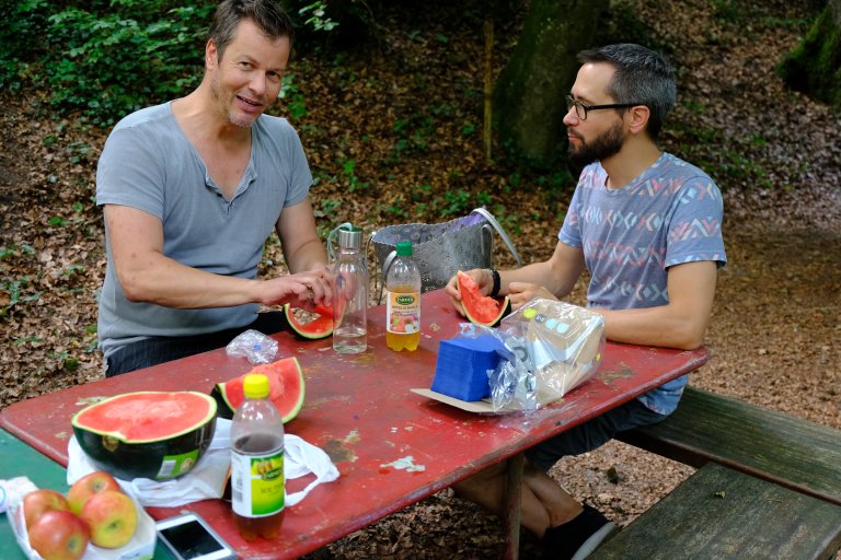 ... stärken sich die Kameramänner Urs Rohner (l.) und Lars Müller (r.) noch für ihre Arbeit.