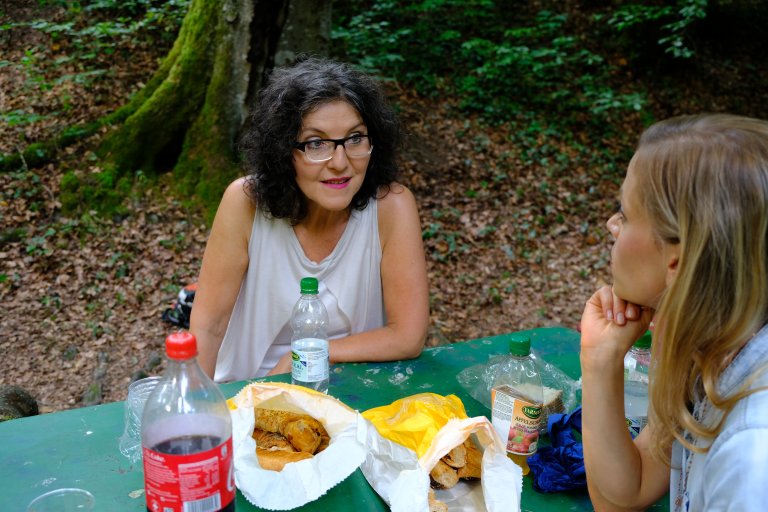 Auch Zoë Bee (Protagonistin) und Aline Baumann (Moderatorin) knabbern noch was und sprechen sich schon mal warm :-)