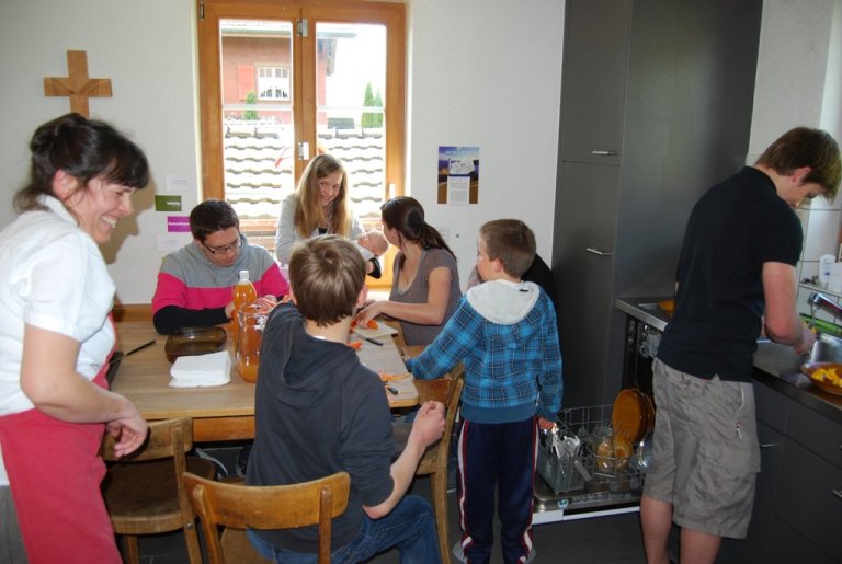 Anne-Käthi Nufer und ein Teil ihrer Kinder bereiten das Essen vor.