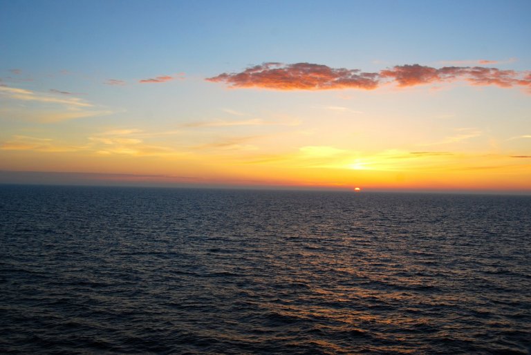 Bis zum überschreiten des Polarkreises geht die Sonne am Abend jeweils noch unter.