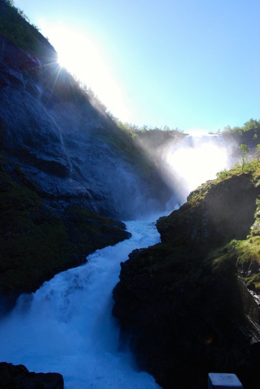 Höhepunkt der Fahrt ist ein Wasserfall kurz vor Myrdal. 