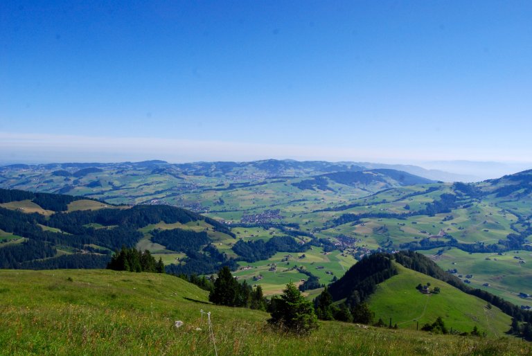 Zentral im Bild ist Appenzell zu sehen, der Hauptort von Appenzell-Innerrhoden.