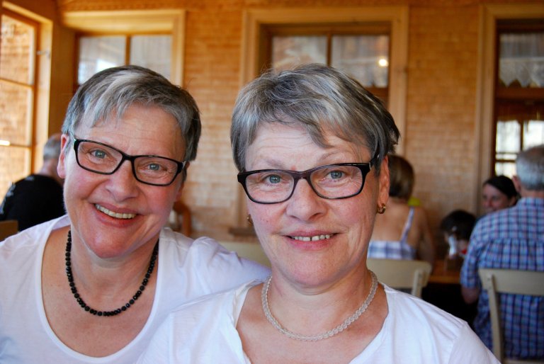 Seit über 20 Jahren singen die Zwillingsschwestern Marianne Oberndorfer und Edit Inauen im Kirchenchor Appenzell mit.