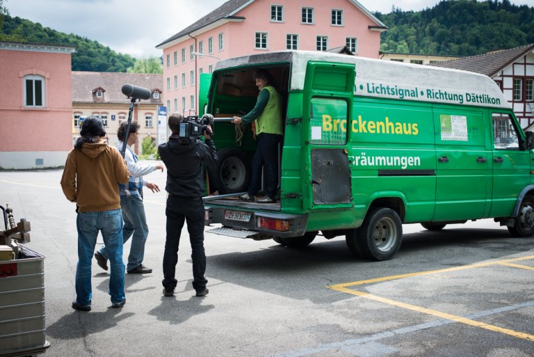 Der grüne Brocki-Bus wird entladen. Wir als Kamerateam sind mitdabei.