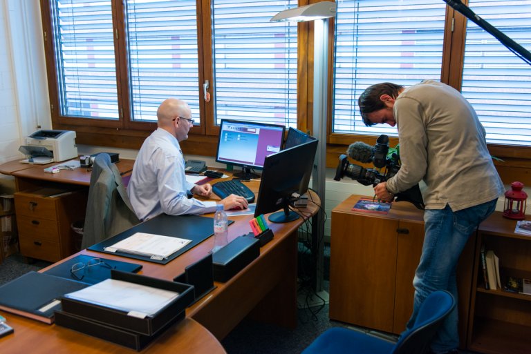 Kosmas Mutter in seinem Büro. Jahrelang war Kosmas 