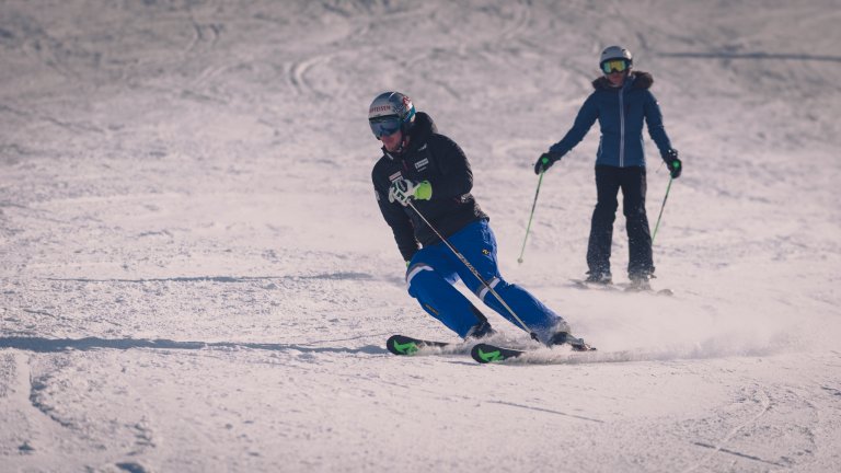 Elia Zurbriggen mit Freundin Loredana auf der Piste..