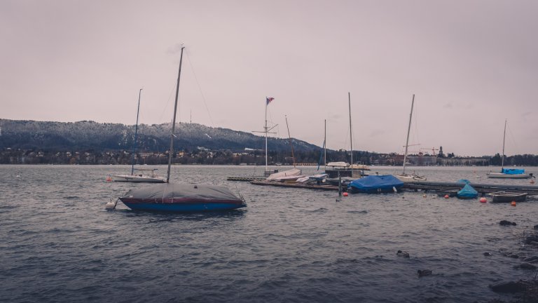 Das Wetter ist rauh an unserem Drehtag. Der Wind peitscht über den Zürichsee.