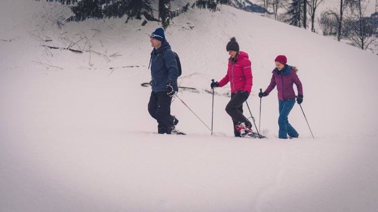 Schneeschuhlaufen ist angesagt. Personaltrainer und ehemaliger Nationaltrainer der Alpin-Snowboarder Jürg Matti zeigt, wie's geht.