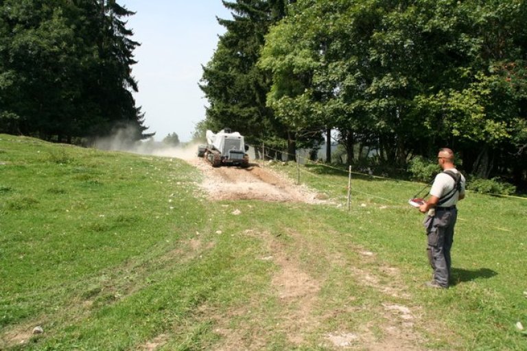 Die Maschine wird ferngesteuert. Wenn der D3 auf eine Mine stösst, hat der Operateur genügend Sicherheitsabstand.