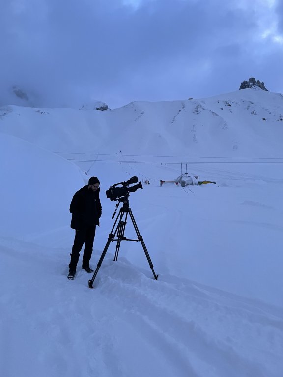 Lars Müller nimmt am frühen Morgen eine «Timelapse» auf | © 2021 ALPHAVISION 