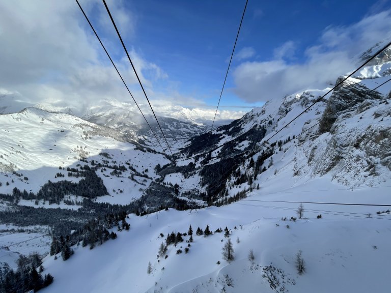 Blick von der Engstligenalp Richtung Adelboden | © 2021 ALPHAVISION 