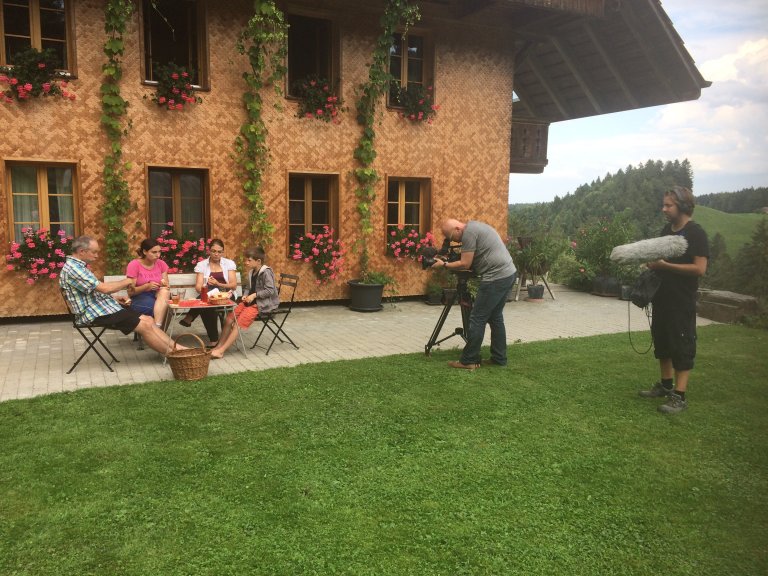 Ob sich die wohlverdiente Pause relaxt anfühlt, trotz des Drehteams, das sie dabei beobachtet?