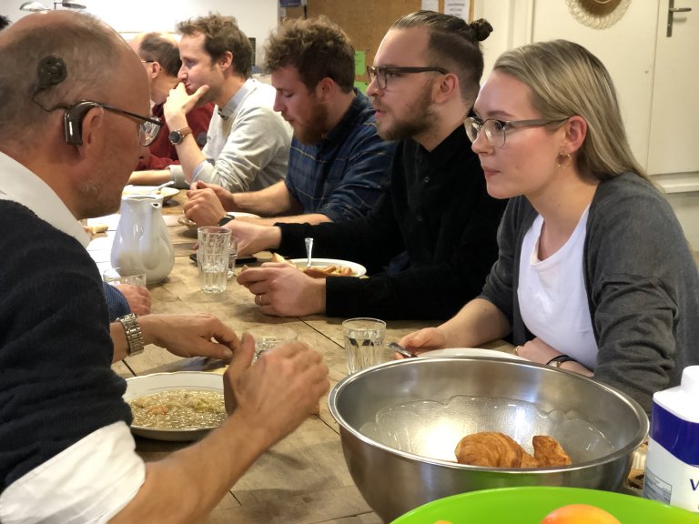 Regelmässig führt er Tage durch, an denen Professoren mit ihren Doktoranden auch zusammen essen | © ALPHAVISION