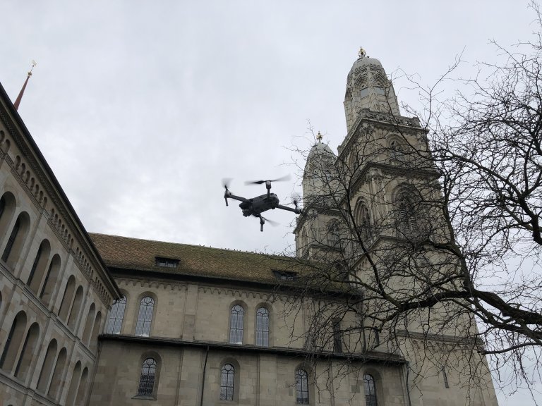 Drohnenaufnahmen vor dem Grossmünster in Zürich | © ALPHAVISION