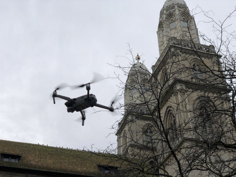 Drohnenaufnahmen vor dem Grossmünster in Zürich | © ALPHAVISION