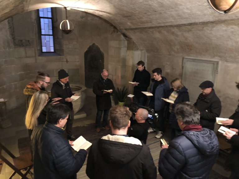 Gottesdienst im kleinen Rahmen – Gebetsraum im Grossmünster | © ALPHAVISION