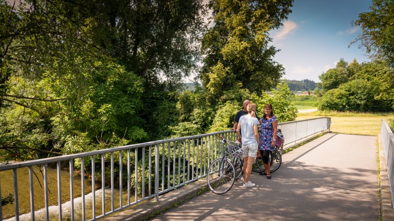 Interview-Situation. Kurzer Blick hinter die Kulisse: beim Dreh dieser Szene ist leider eine Drohne in den Fluss gestürzt! Mist! | © ALPHAVISION