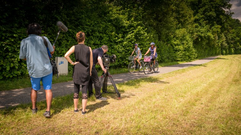 Rahmengeschichte: Aline ist mit Hottigers auf dem Velo unterwegs ... | © ALPHAVISION