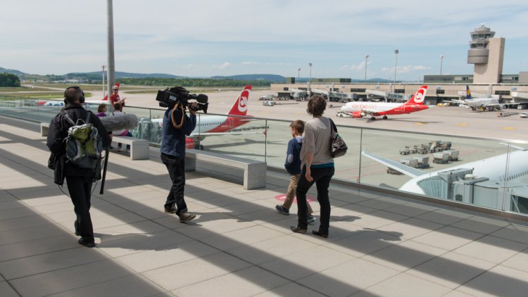 Angelina Heusser besucht mit Sohn Jens den Flughafen Zürich-Kloten.