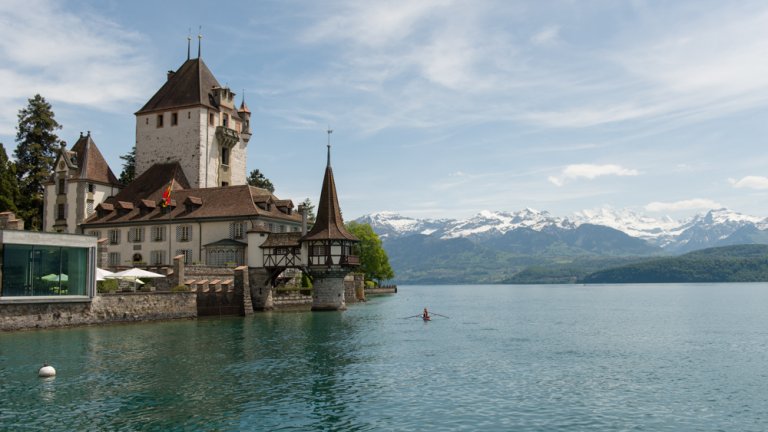 ...direkt am Schloss Oberhofen vorbei.