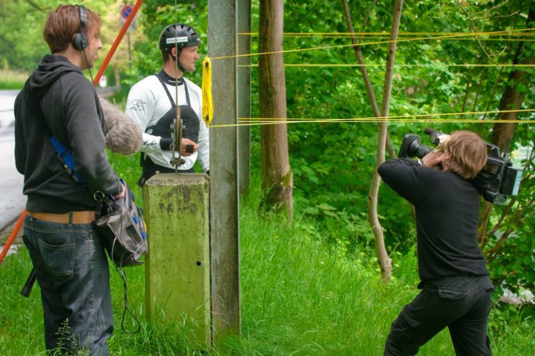 Mike Kurt richtet die Slalomstangen aus