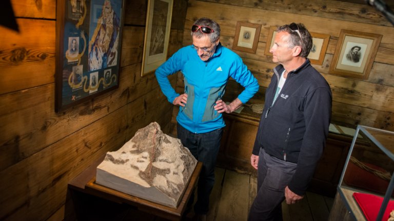 Köbi Julen und Wilhelm Zurbrügg vor einem Modell des berühmten Berges.